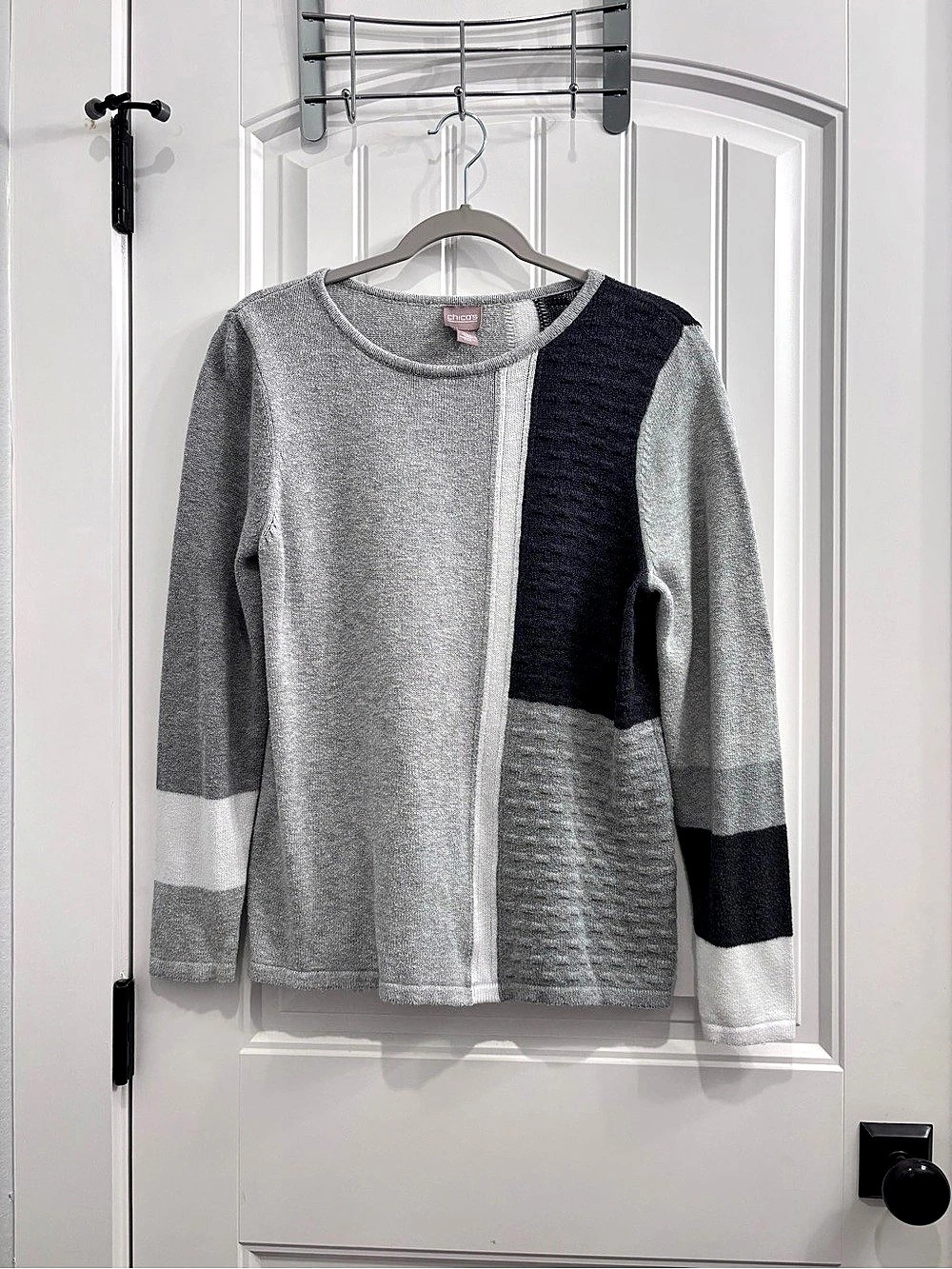 Chico's Color Block Sweater in Gray & Black Size Medium Like New